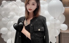 他趴在我两腿中间吸我视频